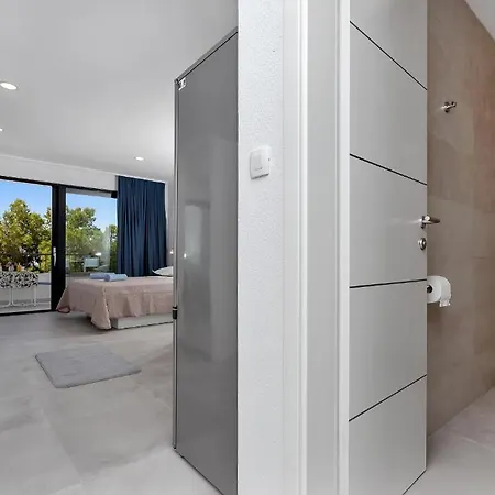 Central Beach Apartments Tucepi